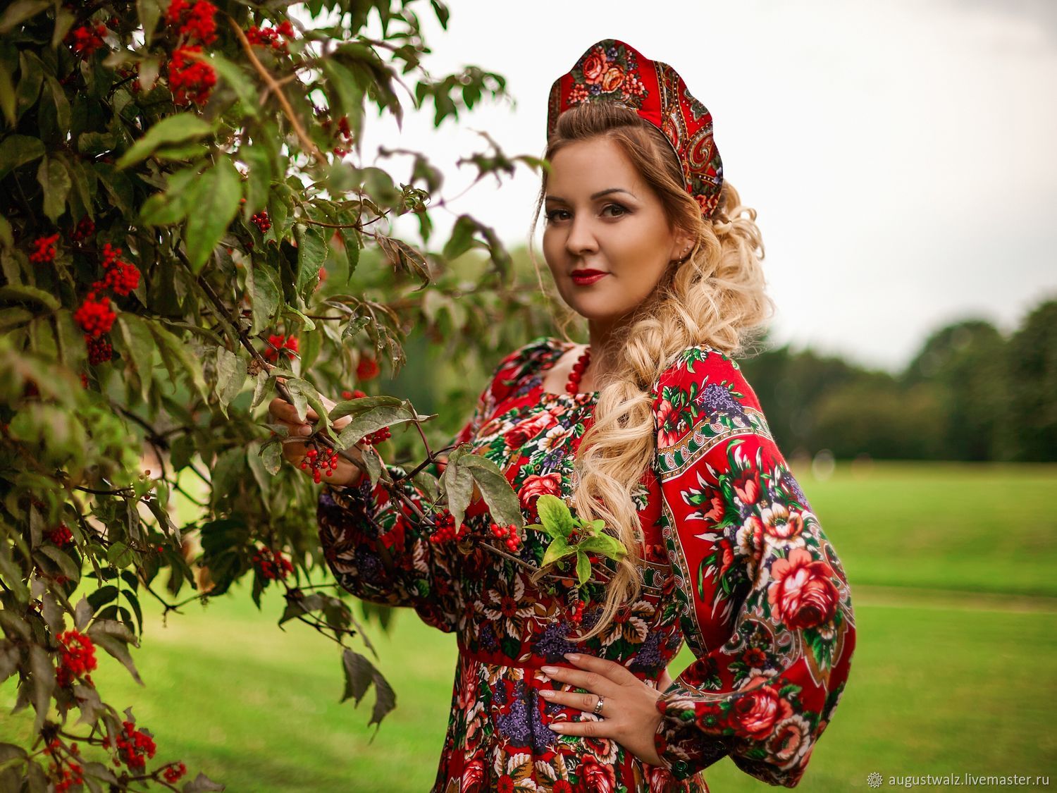 Women in Slavic costumes in Rajshahi
