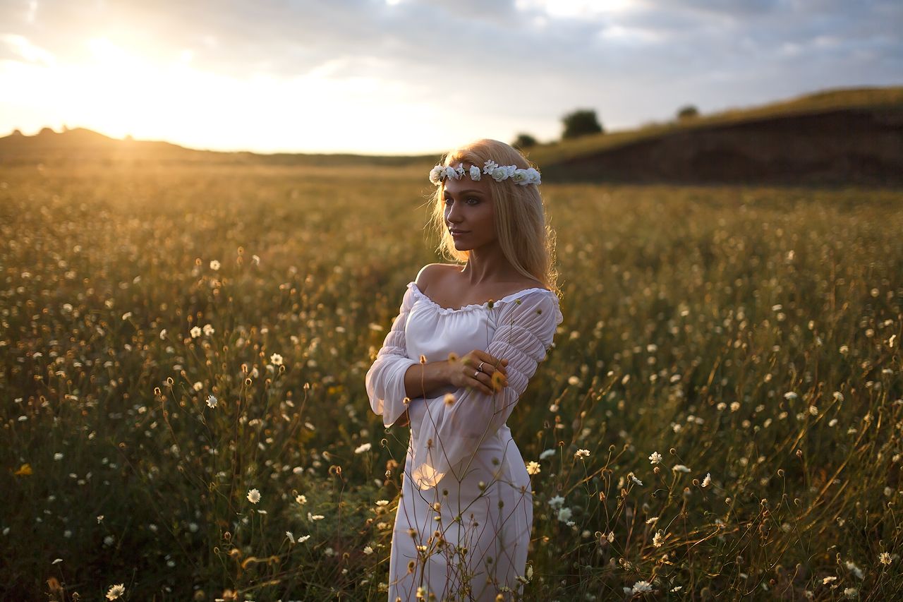 Girls in Slavic costumes in Rajshahi