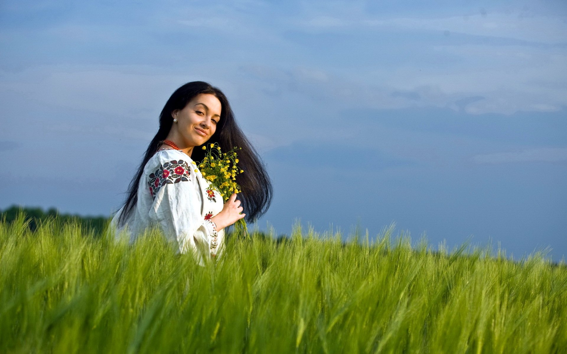 Girls in Slavic costumes in Rajshahi